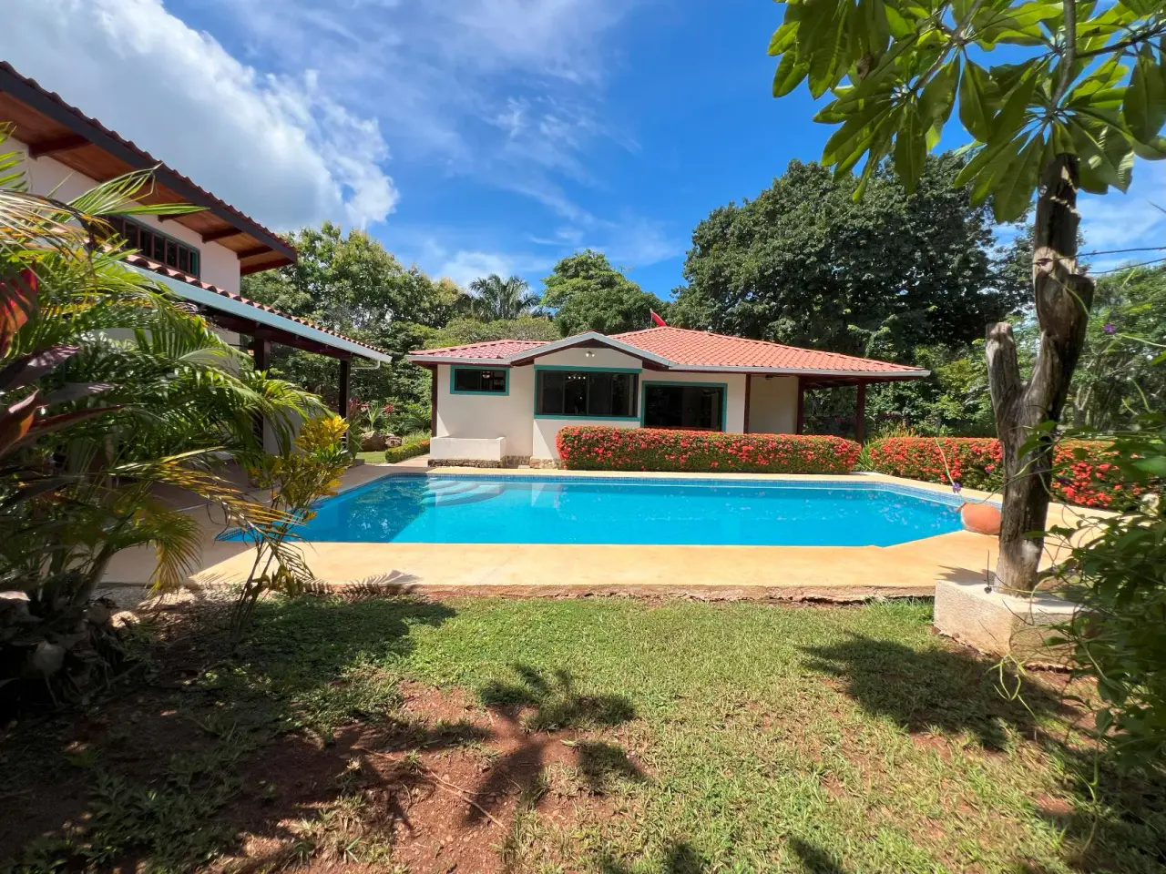 Encantadora casa de 3 dormitorios y 3 baños con piscina cerca de Tango Mar: un oasis tropical - 1