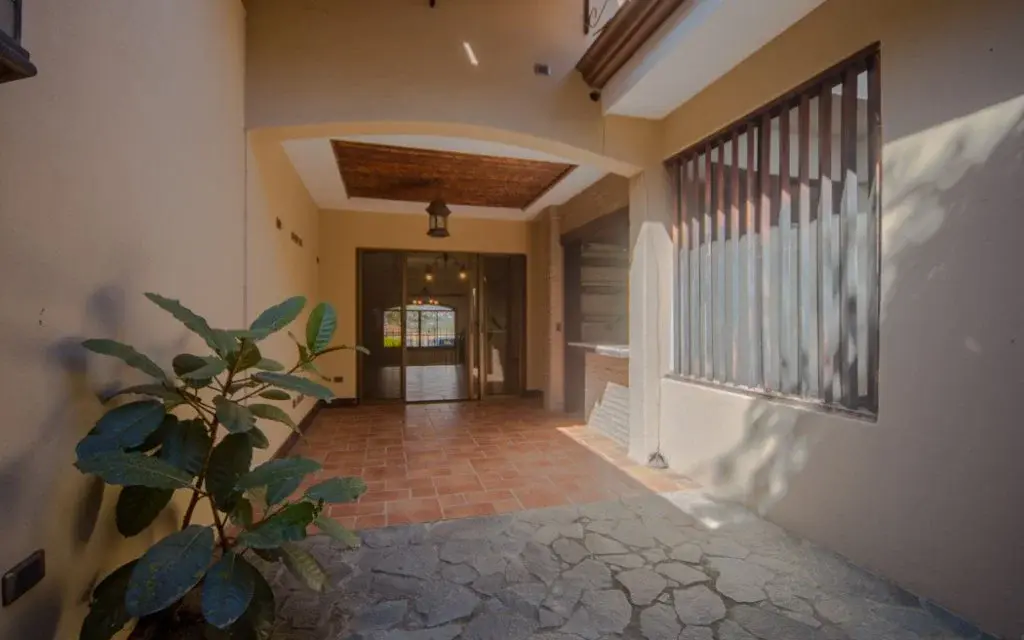 Exclusive 3-Bedroom Condo with Communal Pool in Escazú - 3