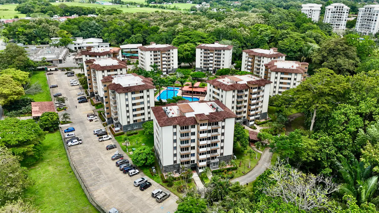 Spacious 3-Bedroom Apartment in Costa Linda with Community Pool in Jacó - 3
