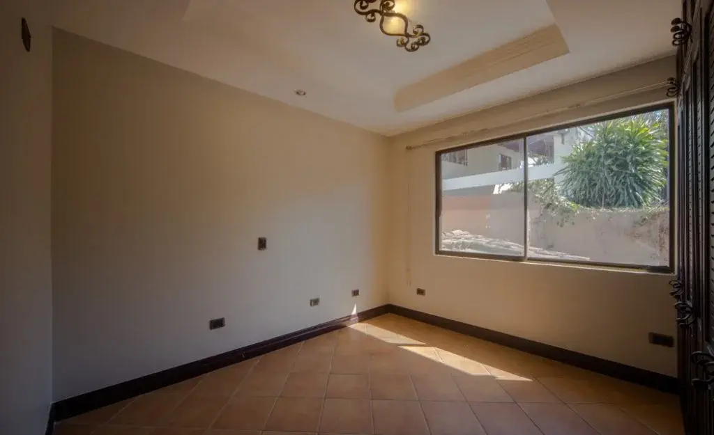 Exclusive 3-Bedroom Condo with Communal Pool in Escazú - 5