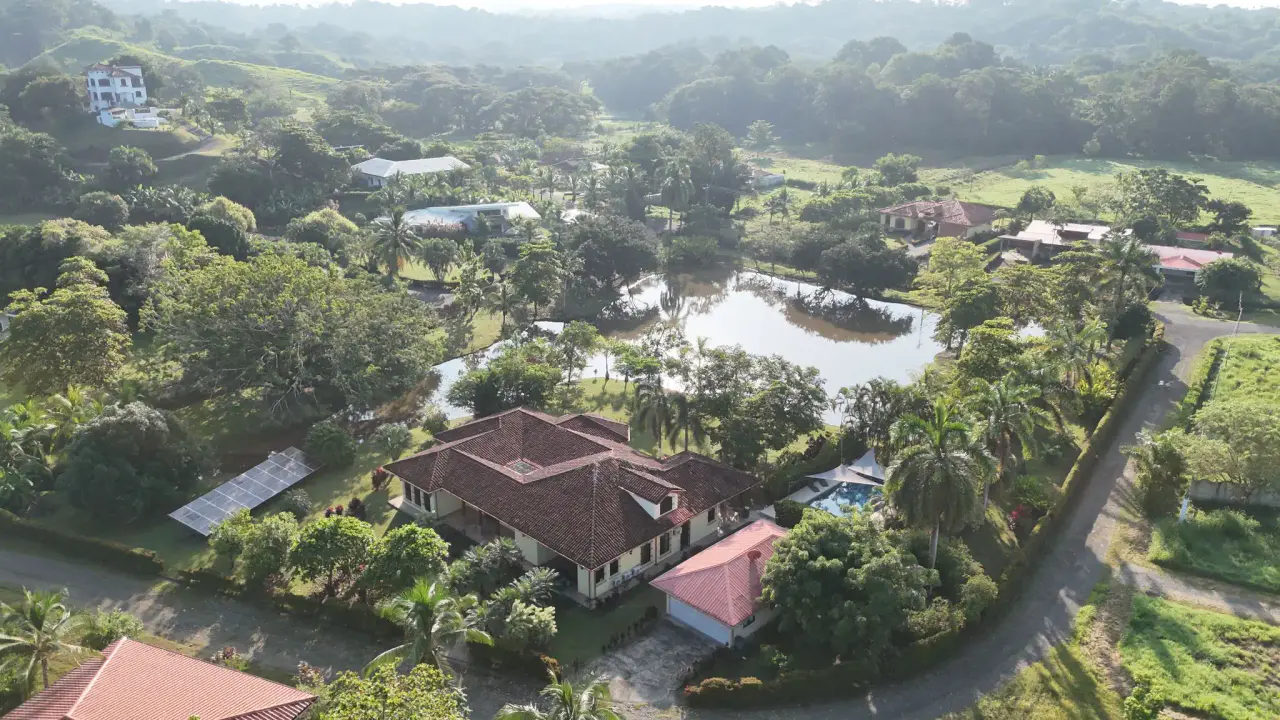 Luxury Estate home Private Lake, Lush Garden, and Prime Location Just 1 km from the Esterillos Beach - 4