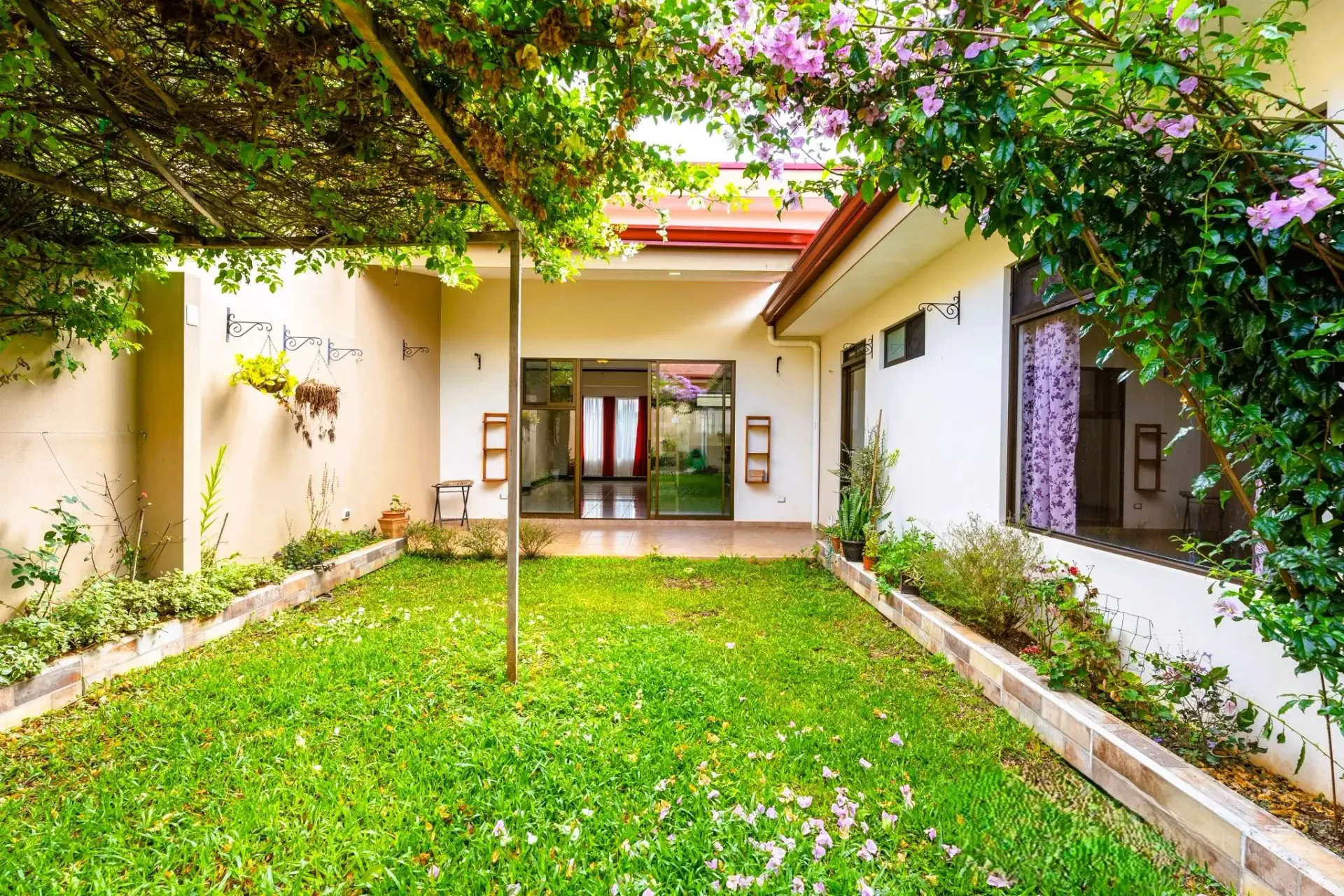 SUPERBE MAISON À VENDRE À SAN RAMÓN, ALAJUELA – IDÉALE POUR Y VIVRE OU POUR INVESTIR - main