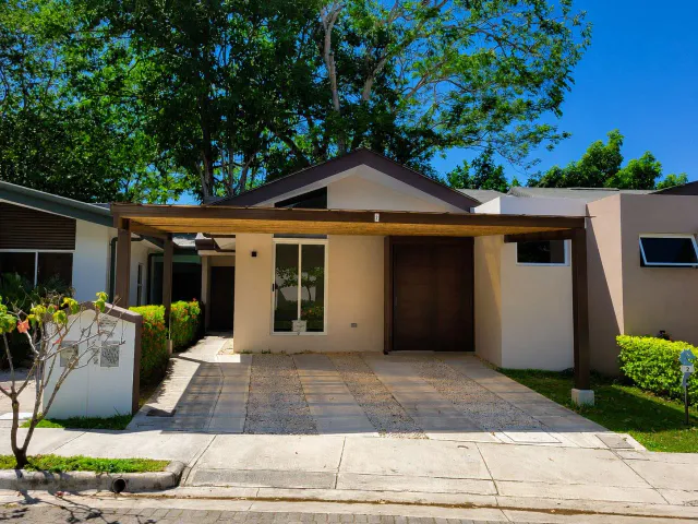 Modern 2-Bed Home in Jacó with Resort Amenities 