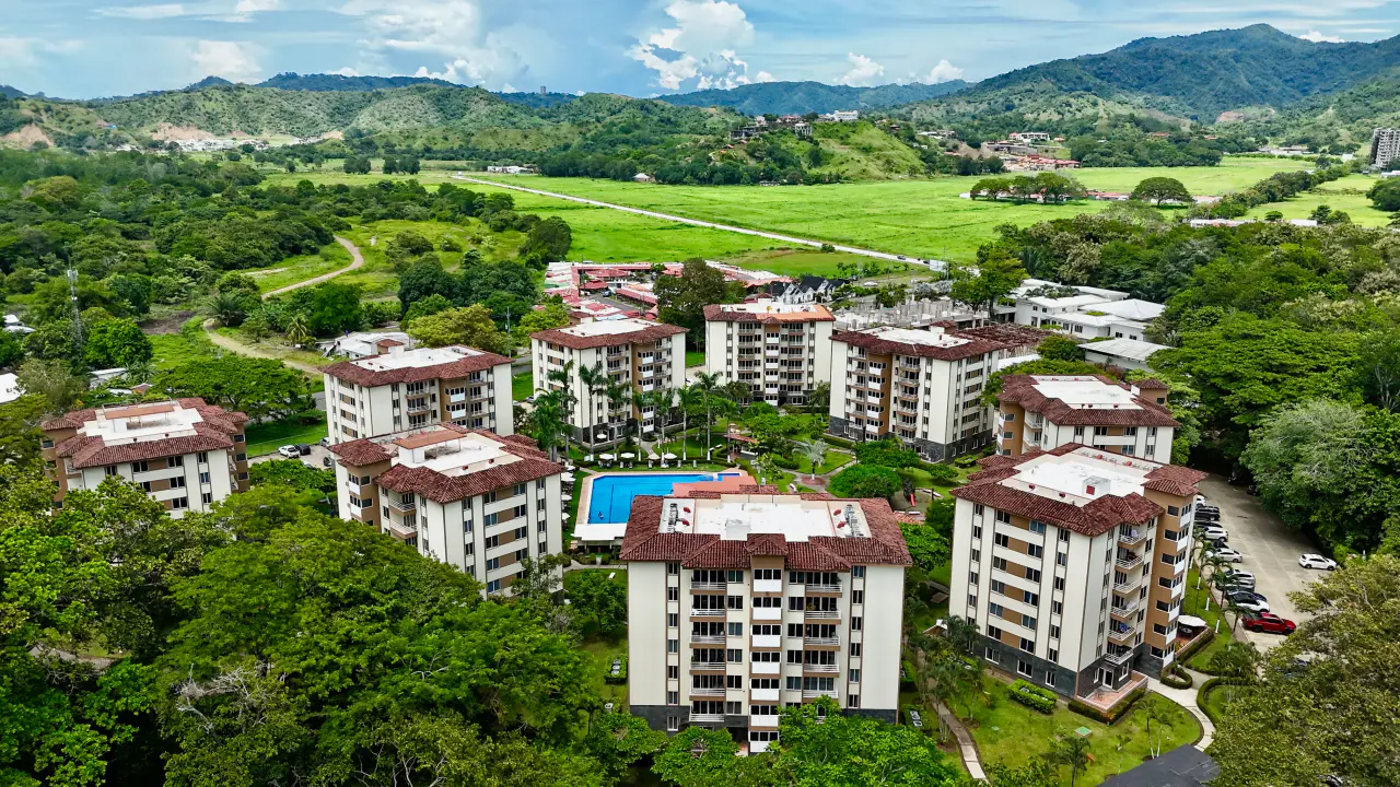 Spacious 3-Bedroom Apartment in Costa Linda with Community Pool in Jacó - 1