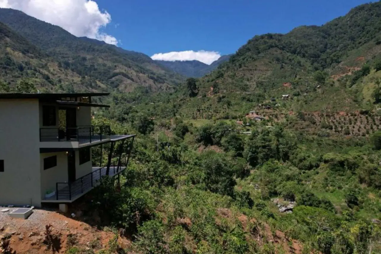 MODERN COUNTRY HOUSE WITH GUEST COTTAGE AMIDST A COFFEE PLANTATION - 3