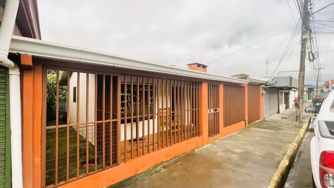 HOME WITH COMMERCIAL POTENTIAL IN SAN RAMÓN, ALAJUELA - 2