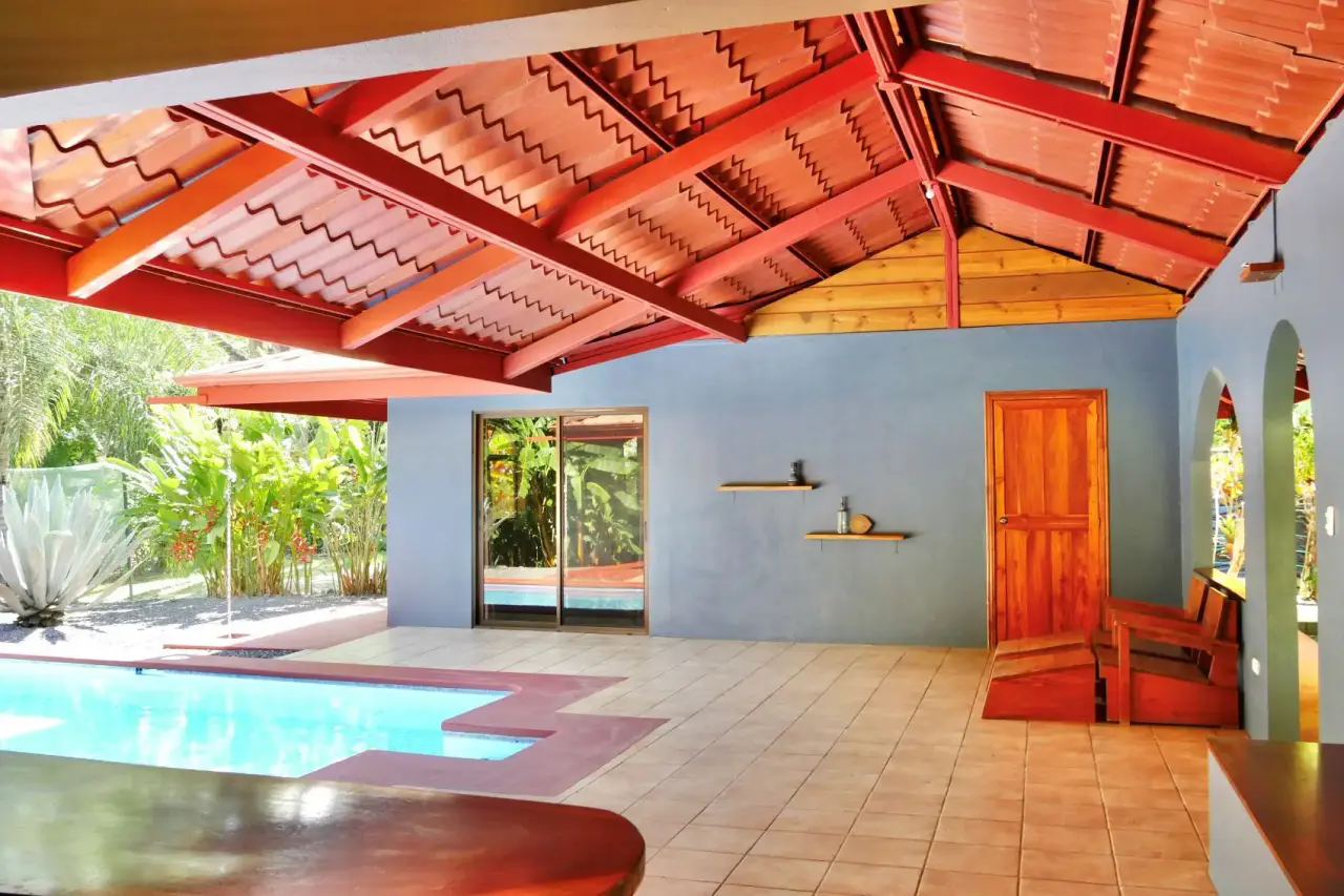 Encantadora casa de 2 dormitorios con piscina y ambiente Pura Vida en San Isidro Santa Teresa - 3