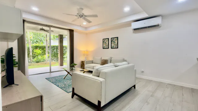 Apartamento de Lujo en Herradura: 2 Habitaciones, Balcón y Acceso a Piscina