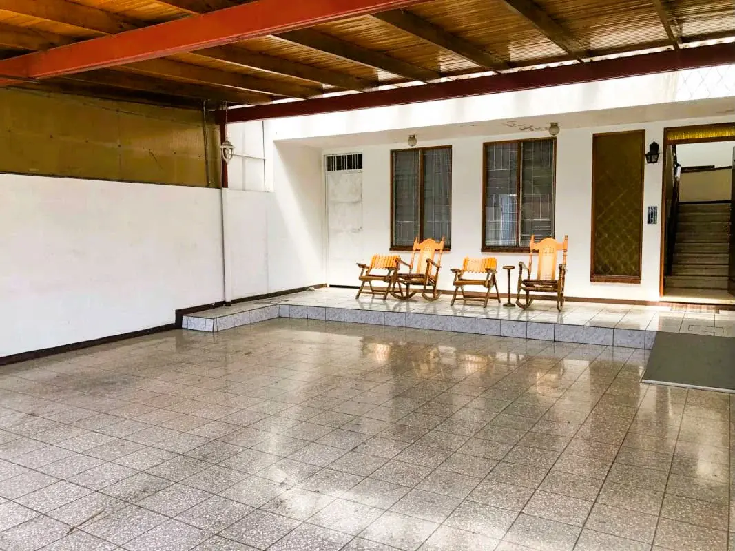 EXCELLENTE OPPORTUNITÉ D'INVESTISSEMENT AVEC POTENTIEL COMMERCIAL - 1