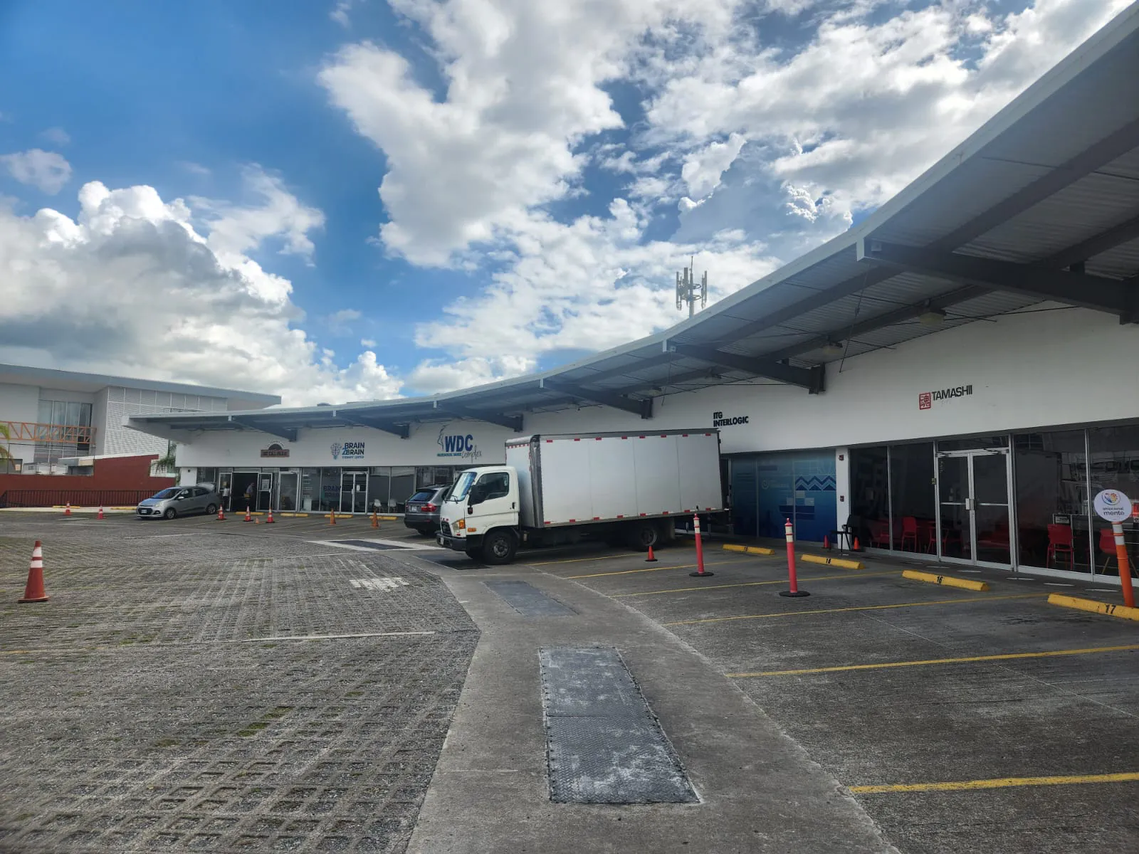 Superbe local commercial/entrepôt stratégique à Escazú avec grand stationnement et sécurité 24h/24, 7j/7 - main