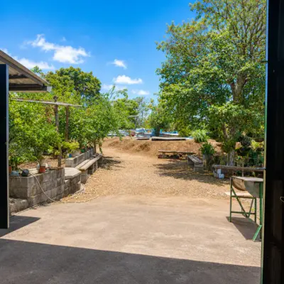 SAN SEBASTIAN SE VENDE Casa de 2 Hab. con Lote Grande y Taller 2