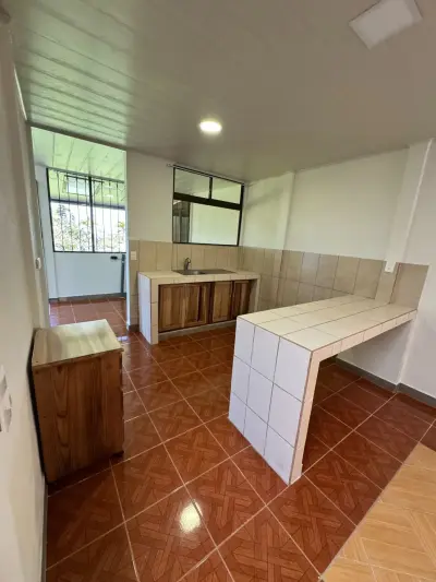 Alquiler / Residencia versátil con amplios terrenos y vistas a la montaña 1