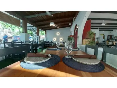 Restaurante en el corazón comercial de Jaco - Negocio en venta 1