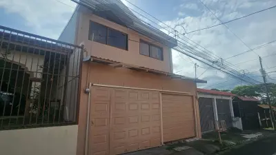 Spacious 6-Bedroom Family Home in Residencial Saint Clare, Moravia 5