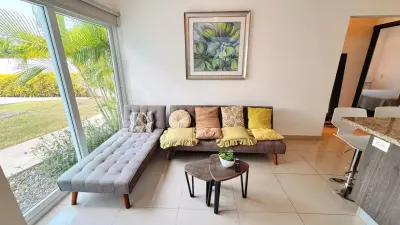 Moderno apartamento de 2 habitaciones en alquiler en Jacó con piscinas y área de juegos 4