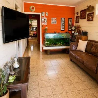SAN SEBASTIAN SE VENDE Casa de 2 Hab. con Lote Grande y Taller 4