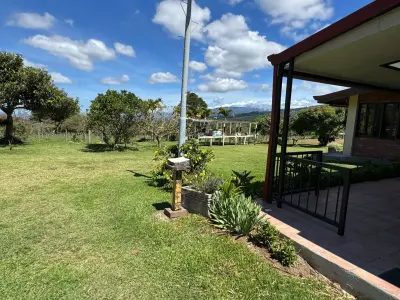 Alquiler / Residencia versátil con amplios terrenos y vistas a la montaña 4