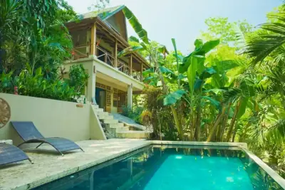 3 Unidades Independientes, Piscina y Jardines Tropicales a pasos de la Playa en Mal País y minutos de Santa Teresa