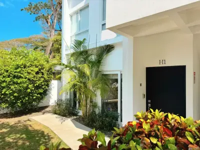 Moderno apartamento de 2 habitaciones en alquiler en Jacó con piscinas y área de juegos 2