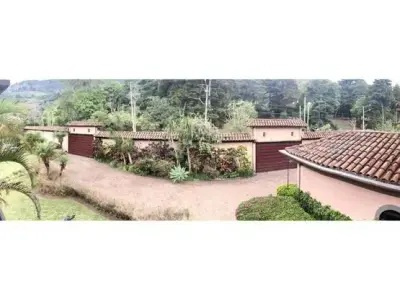 Luxury 4-Bed House in San Antonio de Escazú with Sprawling Gardens and Mountains Views 5