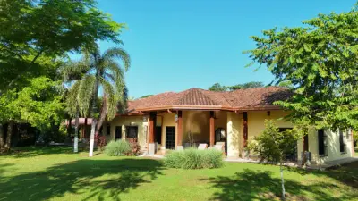 Finca tropical de lujo con lago privado, piscina y ubicación privilegiada cerca de Playa Esterillos y Bejuco. 2