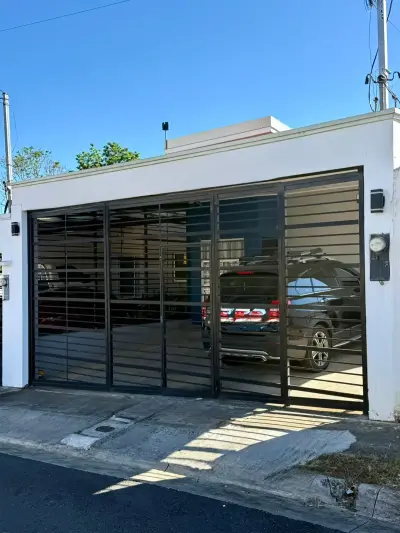 Modern and elegant house in Zaragoza de Palmares with an excellent location. 4