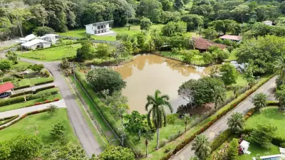Luxury Estate home Private Lake, Lush Garden, and Prime Location Just 1 km from the Esterillos Beach 5