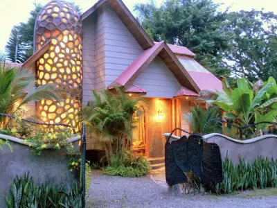 Casa de playa inspirada en Gaudí en Mal País 1