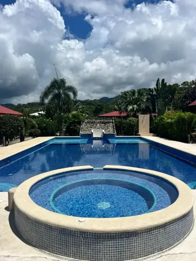 Un prístino Hotel de 3 estrellas en Jacó, una joya con una ubicación privilegiada y una trayectoria de excelencia. 3