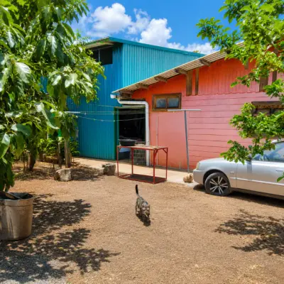 SAN SEBASTIAN SE VENDE Casa de 2 Hab. con Lote Grande y Taller 3