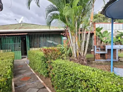 Casa estratégicamente ubicada con amplio terreno y potencial de inversión en Herradura 4