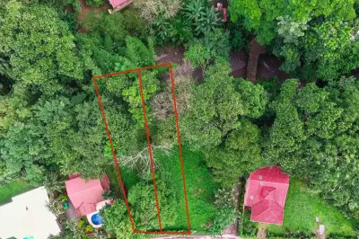 Lote con ubicación estratégica en Las Monas, Jacó – Cerca de playas, cascadas y todos los servicios. 1