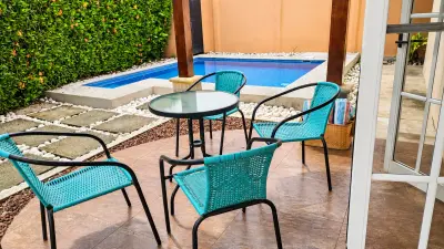 Moderna casa de 3 habitaciones en Jacó con piscina privada y ubicada en una comunidad cerrada. 4