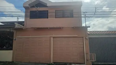Spacious 6-Bedroom Family Home in Residencial Saint Clare, Moravia 1