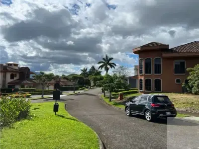 Exquisite Modern 4-BR Luxury Home in Curridabat with Mountain Views 5