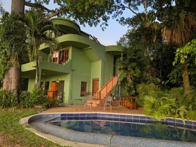 Jacó Montaña Retreat: Acogedor apartamento de 1 dormitorio con vistas al mar, piscina privada y exuberantes jardines en alquiler 2
