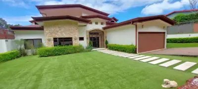 Maison de Luxe à Heredia : Design Moderne, Jardin Spacieux et Finitions Haut de Gamme 2