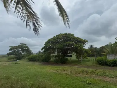 Oportunidad de desarrollo vertical y comercial con vista al mar en Peñón Guacalillo 1