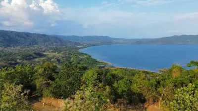 Hermoso lote con vista al mar en comunidad en Tambor 2