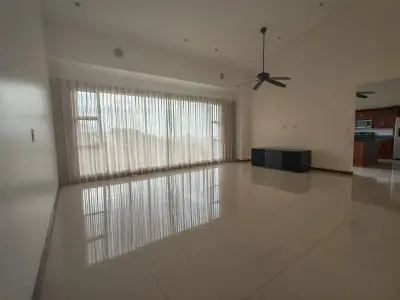 Se alquila espacioso apartamento de 3 habitaciones en Escazú con vistas panorámicas a la ciudad. 5