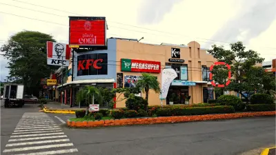 Local comercial con loft en Plaza Coral del centro de Jacó en venta o alquiler 1