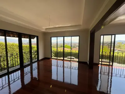 Residencia de Lujo con Vista a la Ciudad en Cerro Alto, Escazú 2