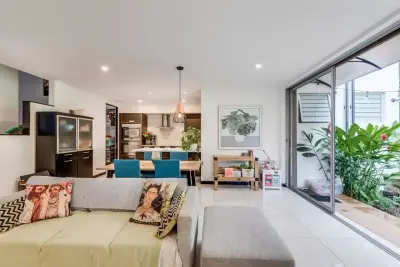 Contemporary house of three floors in prime location in Santa Ana 2