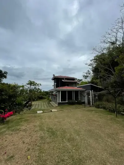 Impresionante casa moderna de 3 dormitorios con amplios jardines en Grecia, Costa Rica 2