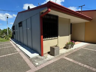 Alquiler / Residencia versátil con amplios terrenos y vistas a la montaña 5