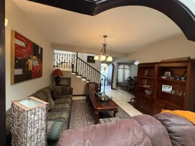 Se vende / Amplia y cómoda casa en una urbanización cerrada. 5