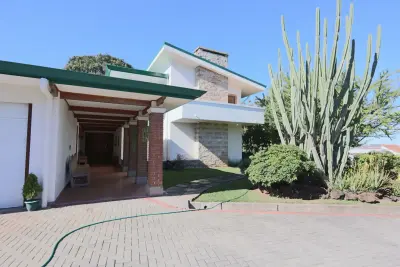 Luxueux domaine de 4 chambres à louer au Costa Rica avec piscine et vues panoramiques 2