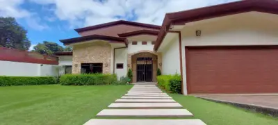 Luxury Home in Heredia: Modern Design, Spacious Garden, and Premium Finishes