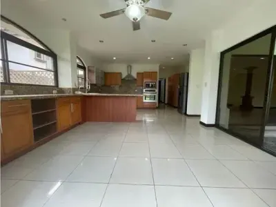 À Vendre : Maison d'investissement dans un <b>communauté fermée exclusive</b> à Santa Ana 4