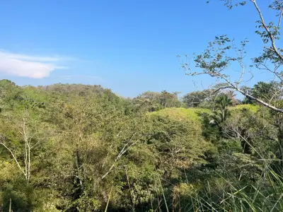 Lote con tres sitios para construir a minutos de Hermosa en vecindario tranquilo 4